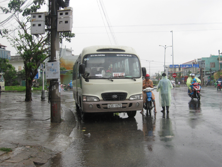 Mặc dù bị cấm, nhưng một số xe chạy tuyến Đà Nẵng – Huế vẫn đứng đón khách.