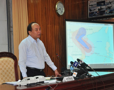 Phó thủ tướng Nguyễn Xuân Phúc chỉ đạo cuộc họp Ban chỉ đạo tiền phương tại Đà Nẵng sáng 10.11. 