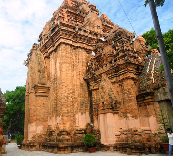 Khu vực chính tháp bà Ponagar nơi từng được cho là chất nhiều vàng.