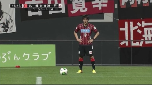 Công Vinh được giao nhiệm vụ thực hiện hầu hết các quả đá phạt trong trận tiếpVissel Kobe chiều 10.11 (ảnh cắt từ clip).