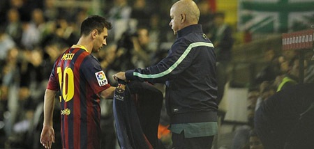  Messi bị đau và phải rời sân sớm