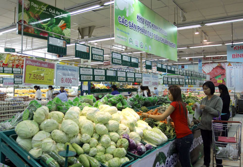 Thực phẩm sạch theo tiêu chuẩn VietGAP được trưng bày ở khu vực riêng tại các siêu thị Co.opmart (Nguồn ảnh: DNSG)