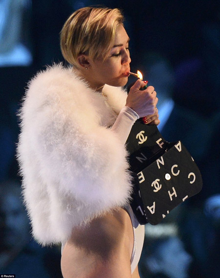 Hình ảnh Miley Cyrus phì phèo thuốc lá trong lễ trao giải MTV Europe Music Awards 2013