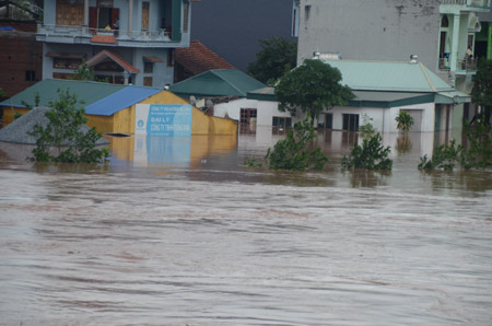 Đến chiều 12.11, khu vực thị trấn Tiên Yên vẫn bị ngập nặng