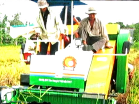Máy gặt đập lúa - công trình sáng chế đoạt giải nhất cuộc thi sáng chế năm 2013. (Ảnh: Dantri)
