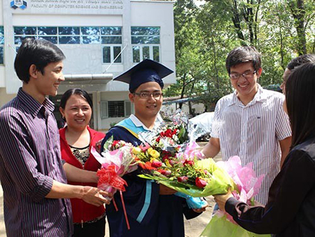 Bà Lê Thị Hạnh, mẹ của Định (thứ 2 từ trái qua), từ tỉnh Bình Định vào TP.HCM chia vui cùng con ngày tốt nghiệp.