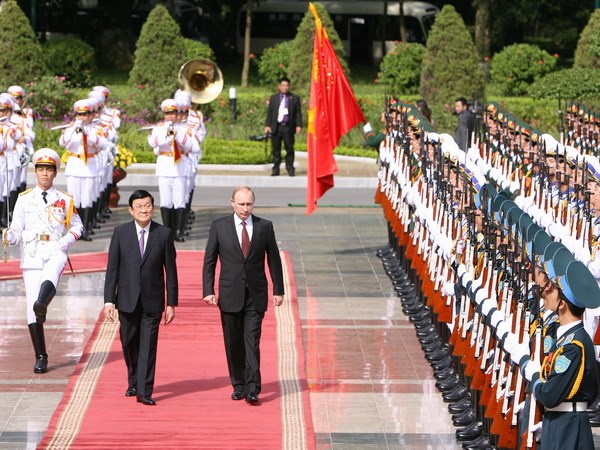 Chủ tịch nước Trương Tấn Sang và Tổng thống Liên bang Nga Vladimir Putin duyệt đội danh dự Quân đội Nhân dân Việt Nam. (Ảnh: Thống Nhất/TTXVN)