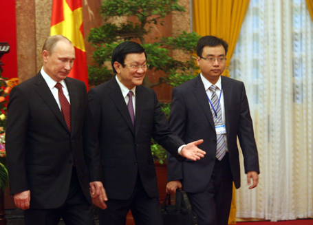 Chủ tịch nước Trương Tấn Sang và Tổng thống V.Putin bước vào buổi hội đàm.