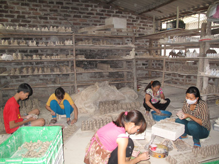 Được vay vốn ưu đãi, cơ sở sản xuất gốm mỹ nghệ lưu niệm của gia đình anh Trần Việt Hùng tạo việc làm cho hơn 20 lao động.