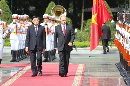 Chủ tịch nước Trương Tấn Sang đón Tổng thống V. Putin chiều 12.11.