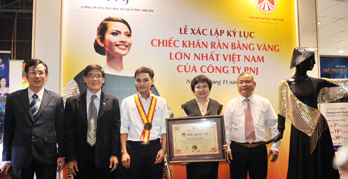 Đại diện Trung Tâm sách Kỷ lục Việt Nam trao kỷ lục 