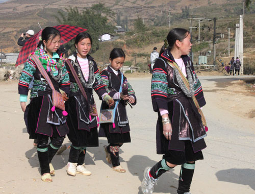 Những cô gái dân tộc Mông trong những trang phục sặc sỡ ở Sa Pa. 