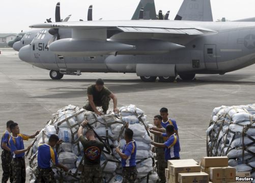 Máy bay vận tải C-130 của không quân Mỹ đưa những chuyến hàng đầu tiên tới Tacloban. Ảnh: Reuters.