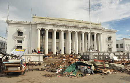 Những đống đổ nát phía trước toà nhà thị chính TP. Tacloban. 