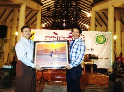 Ông Myo Aung Kyaw, Tổng Thư ký Hiệp hội Lúa gạo Myanmar trao tặng bức tranh kỷ niệm Myanmar cho ông Lê Quốc Phong – Tổng Giám đốc Bình Điền tại buổi lễ ra mắt thương hiệu phân bón Đầu Trâu của Bình Điền tại Myanmar ngày 5.11 vừa qua. 