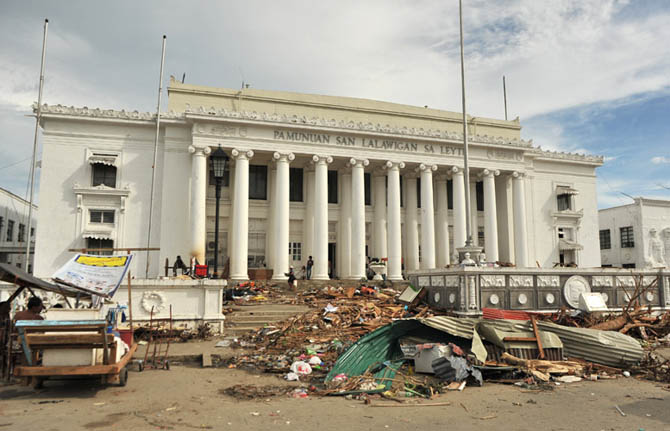 Những đống đổ nát phía trước Toà nhà thị chính TP Tacloban.
