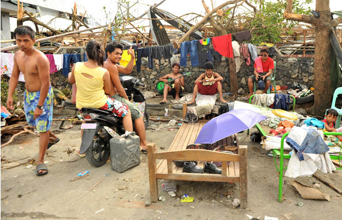 Nhà cửa sập hết, mỗi gia đình tại Tacloban có một khoảng sân để sinh hoạt chung.