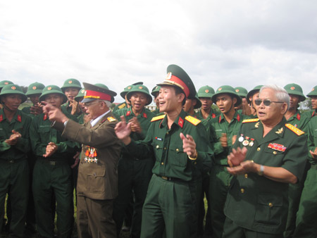 Các cựu binh và những người lính trẻ cùng ca vang bài ca truyền thống trung đoàn.