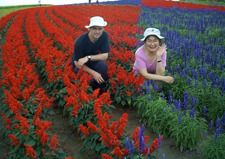Du khách trải nghiệm với nông trang hoa Lavender East (Hokkaido). 