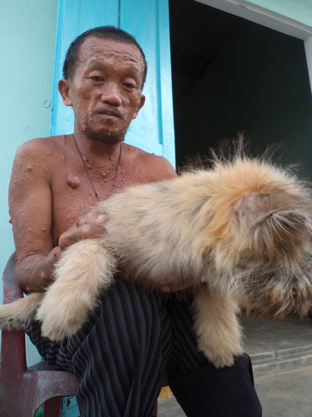 Chú chó cũng là người bạn của ông.