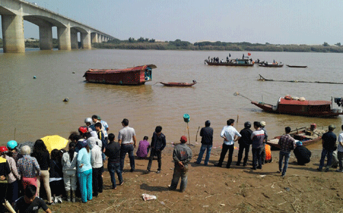 Tìm kiếm thi thể nạn nhân Huyền ở cầu Thanh Trì.