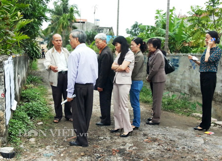 Rất đông hàng xóm tới chia buồn cùng gia đình. Ảnh: Hoàng Anh Tuấn