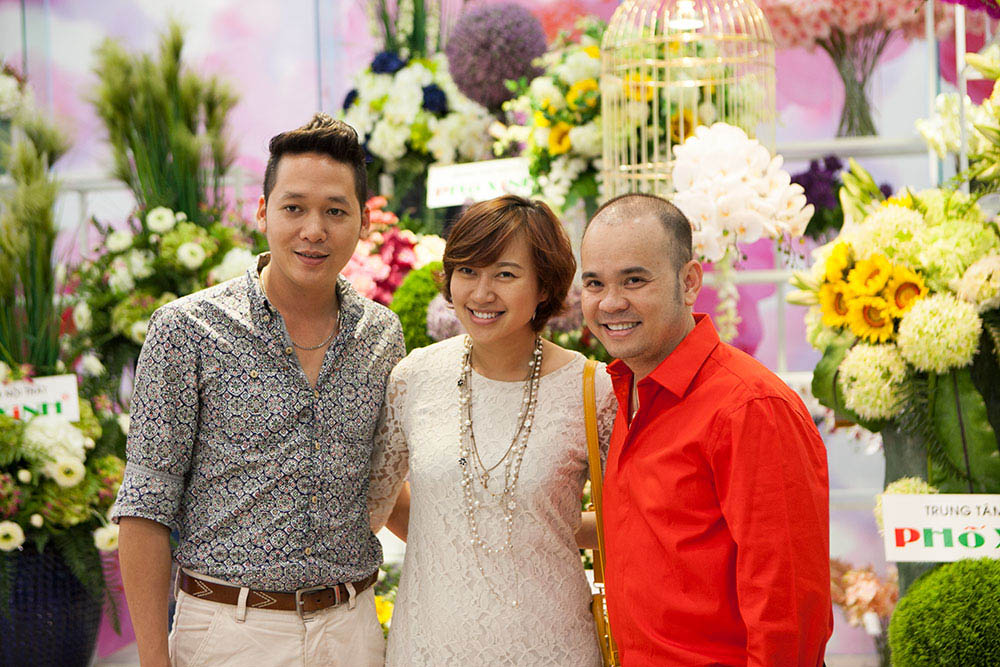 Ca sĩ Khánh Linh cùng bạn trai và doanh nhân Dương Quốc Nam (mặc áo đỏ)