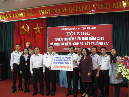  Lãnh đạo Hội ND huyện Từ Liêm trao tiền ủng hộ Cuộc vận động  “Góp đá xây Trường Sa” cho đại diện Quân chủng Hải quân.