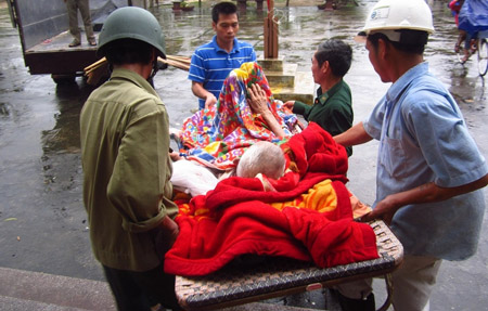 Bộ đội Đồn Biên phòng Mỹ Thủy đưa ông Phan Chăn về đồn trú bão.