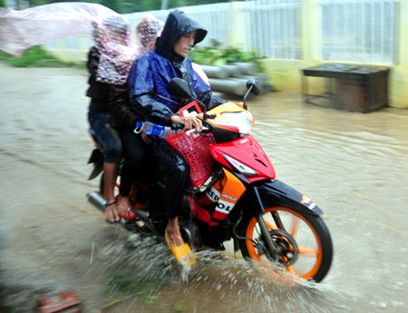 Mưa gió lớn gây ngập nhiều tuyến đường ở Quảng Ngãi sáng nay. Ảnh: Trí Tín.