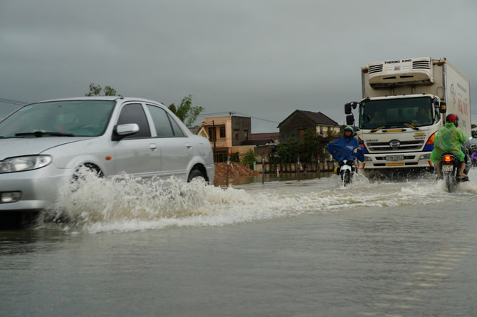 Đoạn QL1A đoạn qua phường Tân Thạnh, TP Tam Kỳ, tỉnh Quảng Nam đã bị ngập 