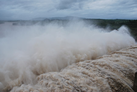 Thủy điện sông Ba Hạ đang xả lũ 