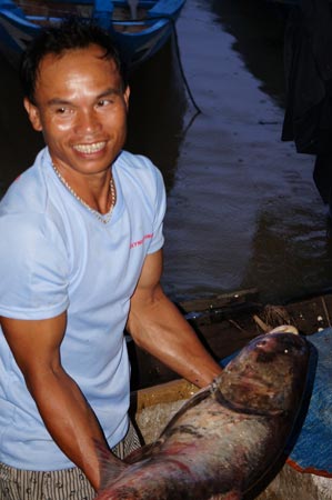 Một người dân vùng ven thôn Tân Phú, xã Tam Phú phấn khởi với con cá mè 