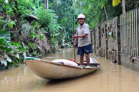 Tại nhiều khu vực trong thôn vẫn còn ngập sâu trong nước