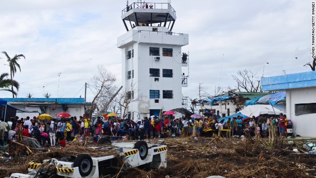 Dòng người xếp hàng tại Tacloban chờ sang thành phố Cebu lân cận.