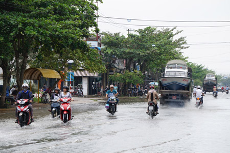  Nhiều tuyến đường ở trung tâm thành phố Tam Kỳ vẫn còn ngập sâu trong nước, lưu thông khó khăn