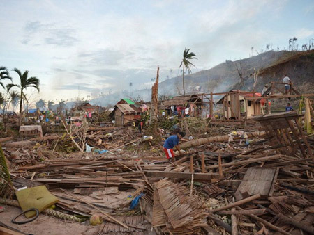 Một ngôi làng trồng lúa ở Philippines tan hoang sau bão.