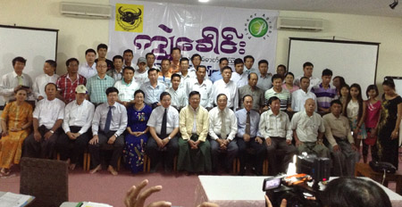 Các đại lý của Bình Điền tại Myanmar chụp ảnh lưu niệm với các nhà khoa học và các giảng viên đến từ Việt Nam.