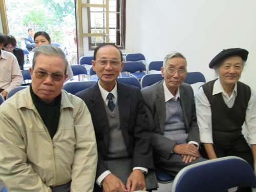 Nhà văn Ma Văn Kháng (trái) với các bạn từng dạy học cùng tại Việt Bắc. 