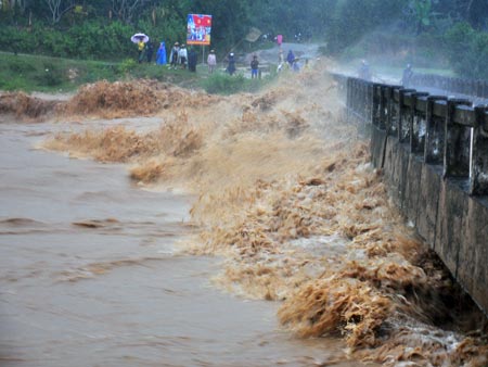 Lũ lớn trong nhiều ngày qua khiến giao thông tại huyện núi Ba Tơ bị tắc nghẽn. (Ảnh chụp cầu Ba Chùa, huyện miền núi Ba Tơ vào chiều 15.11).