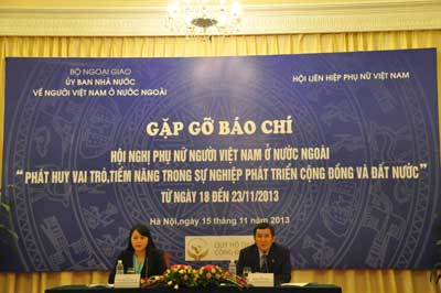 Phó Chủ nhiệm Ủy ban Đặng Thế Hùng và Phó Chủ tịch Hội Liên hiệp  Phụ nữ Việt Nam Nguyễn Thị Thu Hà chủ trì buổi gặp gỡ báo chí