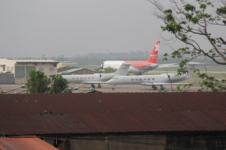 Hai chuyên cơ của tỷ phú được bảo vệ nghiêm ngặt ở sân bay Đà Nẵng (ảnh Đình Thiên)