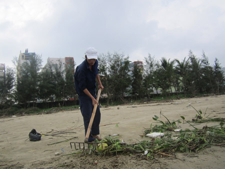 Nhân viên công ty môi trường Đà Nẵng dọn rác tại đường bờ biển Nguyễn Tất Thành