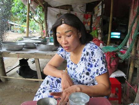 Chị Linh tại vựa gạo nhỏ của gia đình.