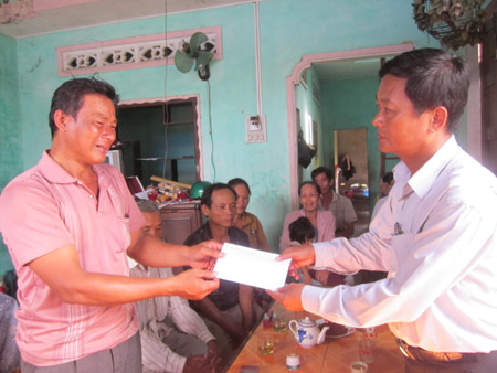 Đại diện chính quyền huyện Tư Nghĩa đến trao tiền hỗ trợ gia đình em Võ Văn Hợp.
