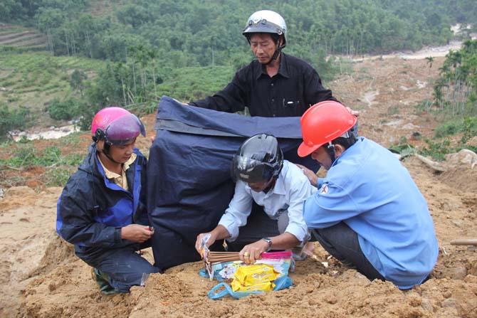 Thắp nén nhang cho người đã khuất.