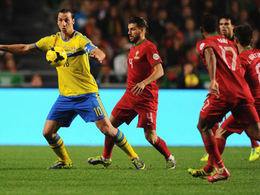 Ibrahimovic (trái) sẽ phải làm gì để giúp Thụy Điển vượt qua Bồ Đào Nha?