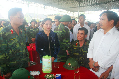 Thiếu tướng Nguyễn Quy Nhơn đến động viên gia đình em Lê Ngọc Triều.