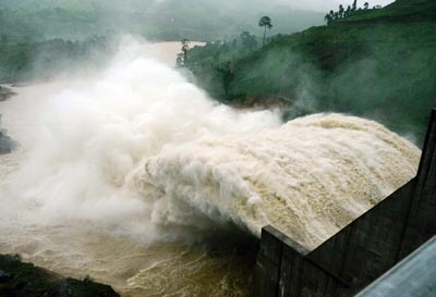 Thủy điện Đắk Mi 4 (huyện Phước Sơn, Quảng Nam) xả lũ với lưu lượng 2.744 m³/s nhưng báo cáo xả từ 1.000 đến 1.800m³/s. (Ảnh: SGGP)