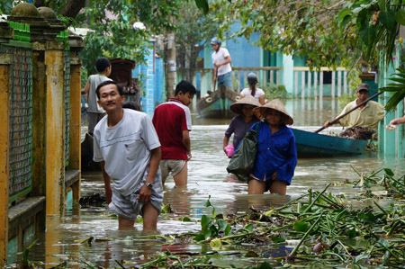 Thủy điện xả lũ, khu dân cư phường Phước Hòa (TP. Tâm Kỳ, Quảng Nam) ngập nặng.